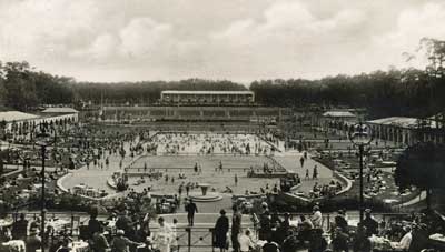 1925 Eröffnung des Waldstadions.