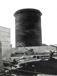 1974 Fertigstellung der zweiten Baustufe des Heizkraftwerkes Niederrad mit einer Leistung von 70 Megawatt.