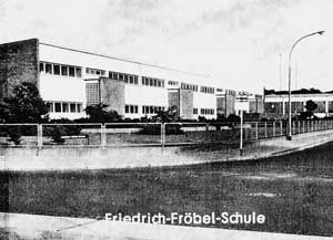 1962 Die neue "Friedrich-Fröbel-Schule", benannt nach dem Pädagogen Friedrich Fröbel (1782-1852), wird in der Else-Alken-Straße eingeweiht.
